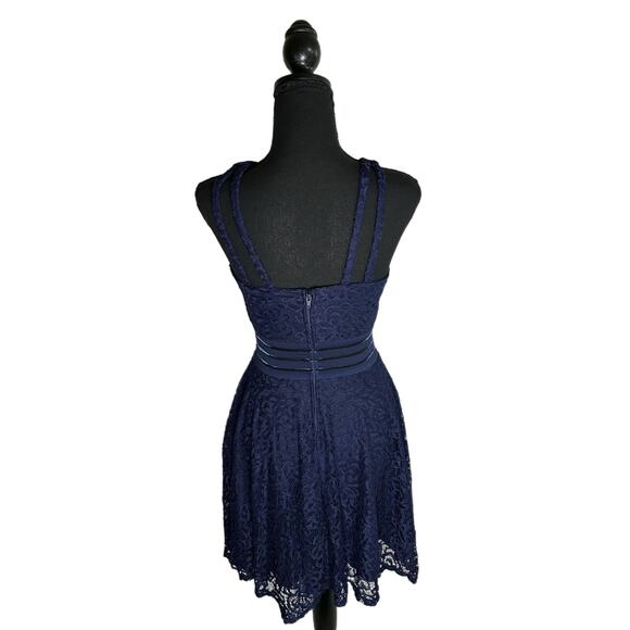 City Studio Navy Lace Stretchy Mini Dress, Size 5, Pre-owned - Picture 2 of 4